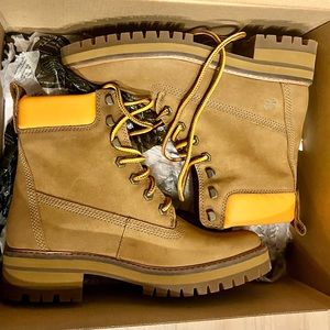 Timberland courmayeur valley. Never Worn/Original Box. 8.5 Womens